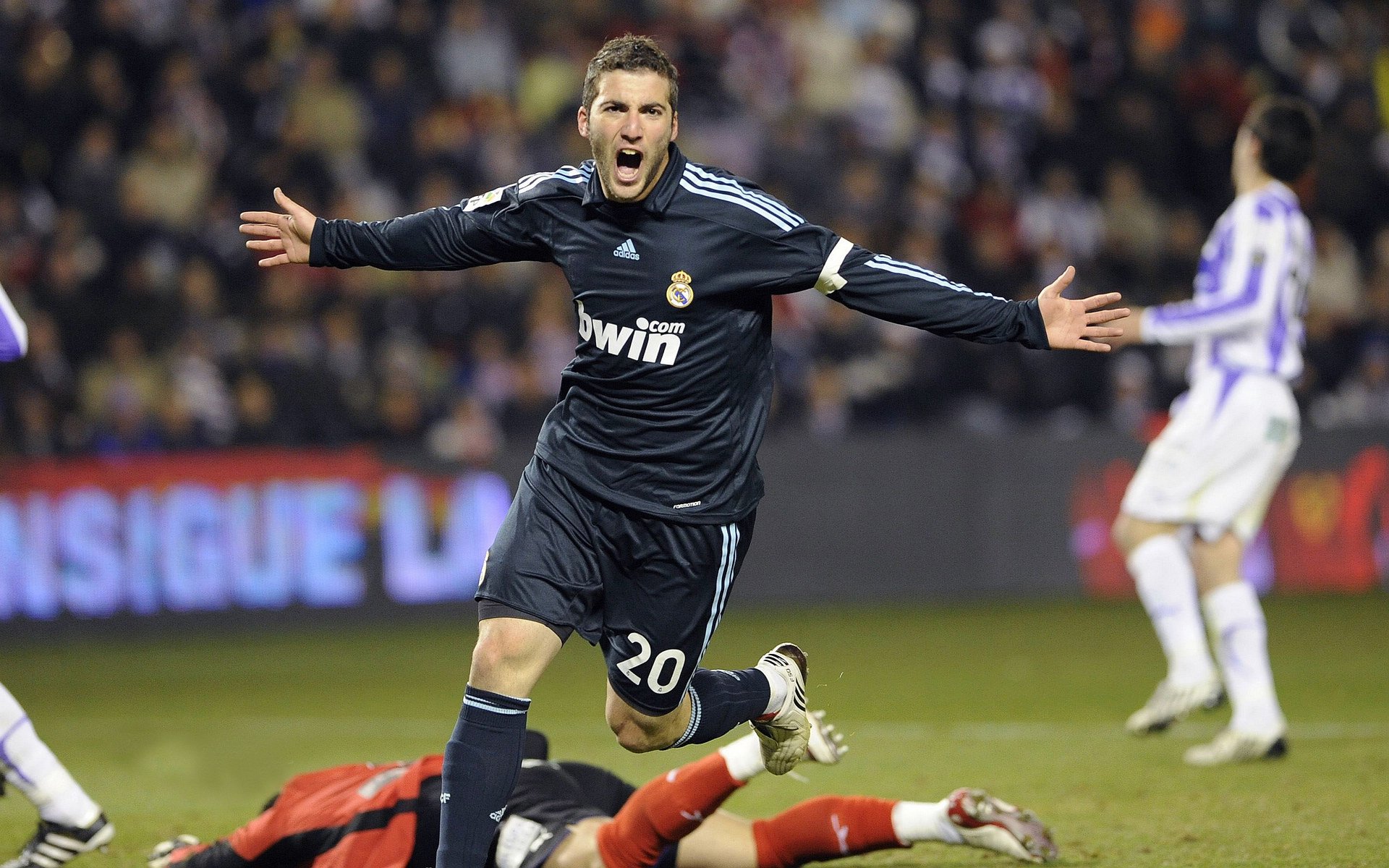 赛道与球场，当F1揭幕战之夜遇见东契奇的制胜一击